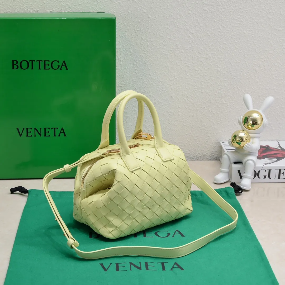 Batch 1560 #Bv Small Intrecciato woven leather bowling bag with detachable crossbody strap, single interior flat pocket, zipper closure "Classic weaving craftsmanship" is an indispensable symbol of the brand🔥. The meticulous weaving craftsmanship not only makes the bucket bag show a sense of high-end, but also adds a sense of agility to it, exuding a simple and elegant beauty. It is made of soft and delicate sheepskin texture. It is light and comfortable, and reveals a sense of high-end everywhere. The color matching is refreshing and clean, and the upper body is aged~concave shape! A bowling bag that can be used for both work and leisure. Size: 20.5*15.5*10cm, model: 7460#